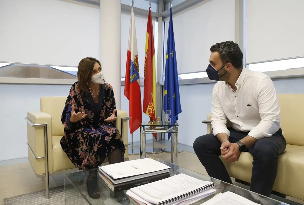 La consejera de Presidencia, Interior, Justicia y Acci&oacute;n Exterior, Paula Fern&aacute;ndez Via&ntilde;a, con el alcalde de Ribamont&aacute;n al Monte, Joaqu&iacute;n Arco.