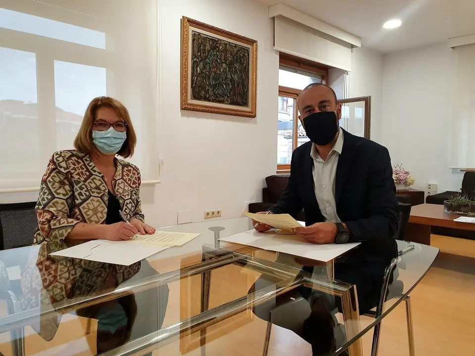 Firma del convenio de colaboraci&oacute;n entre el Ayuntamiento de Torrelavega y Amica