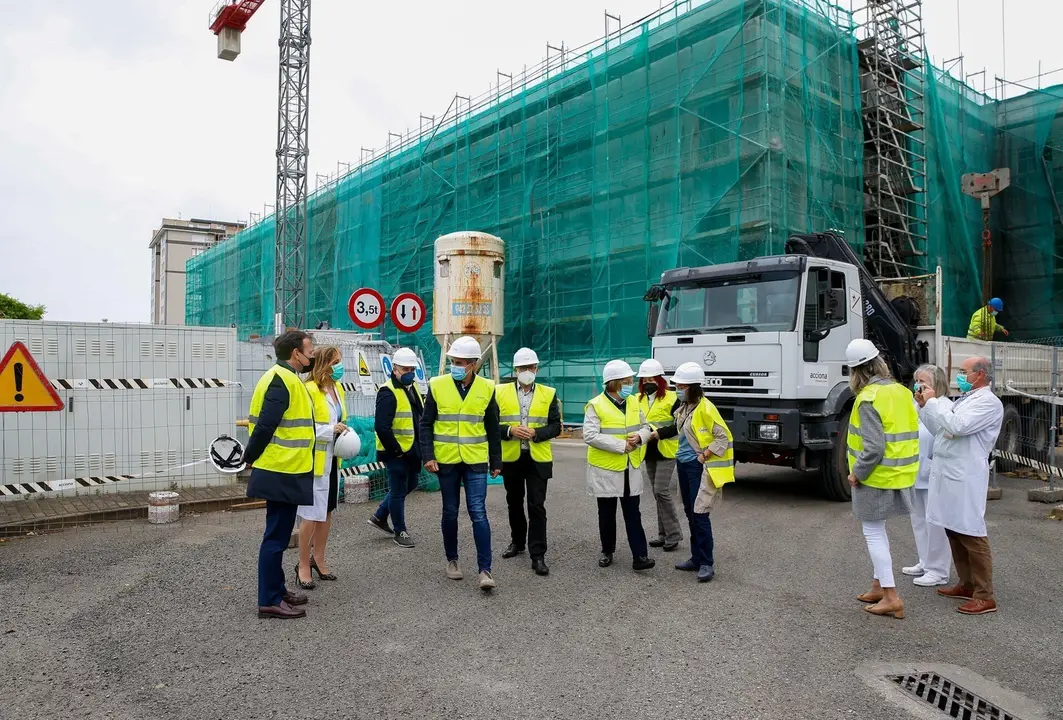 El vicepresidente de Cantabria, Pablo Zuloaga, y el consejero de Sanidad, Miguel Rodr&iacute;guez, visitan las obras del Hospital de Laredo
