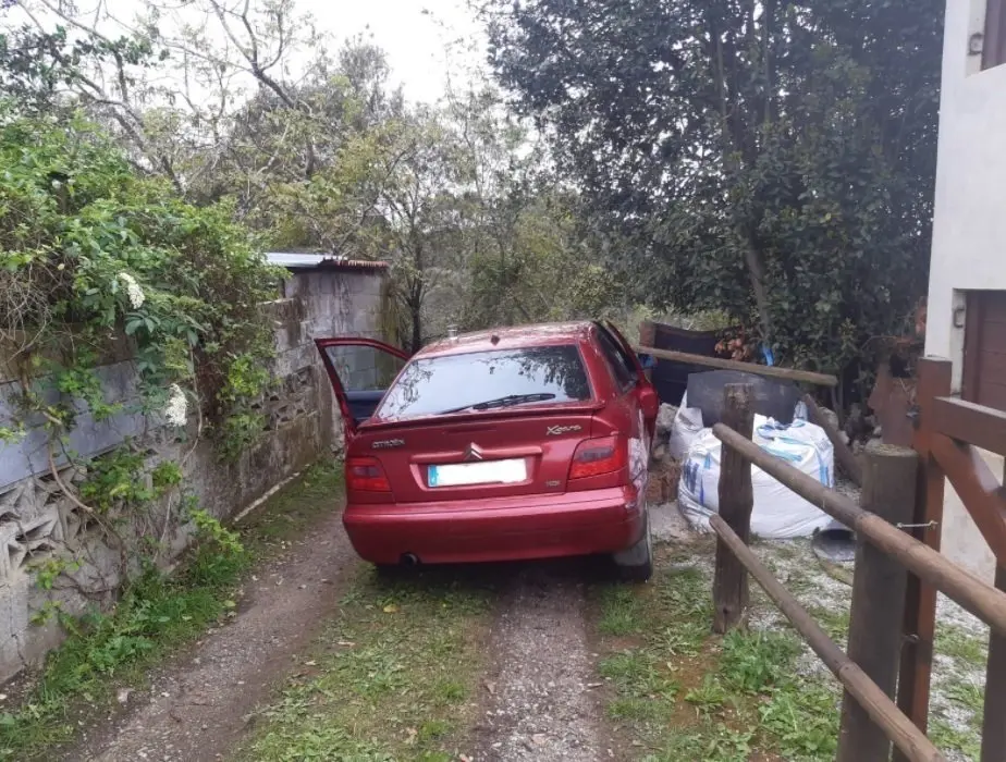 Archivo - Cercado y veh&iacute;culo entre los que ha quedado atrapado el hombre