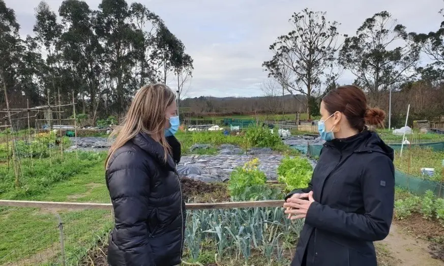 La concejala de Obras, Servicios, Urbanismo y Medio Ambiente, Marta Fern&aacute;ndez, visita los huertos