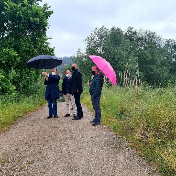 El director general de Urbanismo y Ordenaci&oacute;n del Territorio, Francisco G&oacute;mez Blanco, y los alcaldes de Torrelavega y Santillana del Mar, Javier L&oacute;pez Estrada y &Aacute;ngel Rodr&iacute;guez, visitan la zona de El Patatal