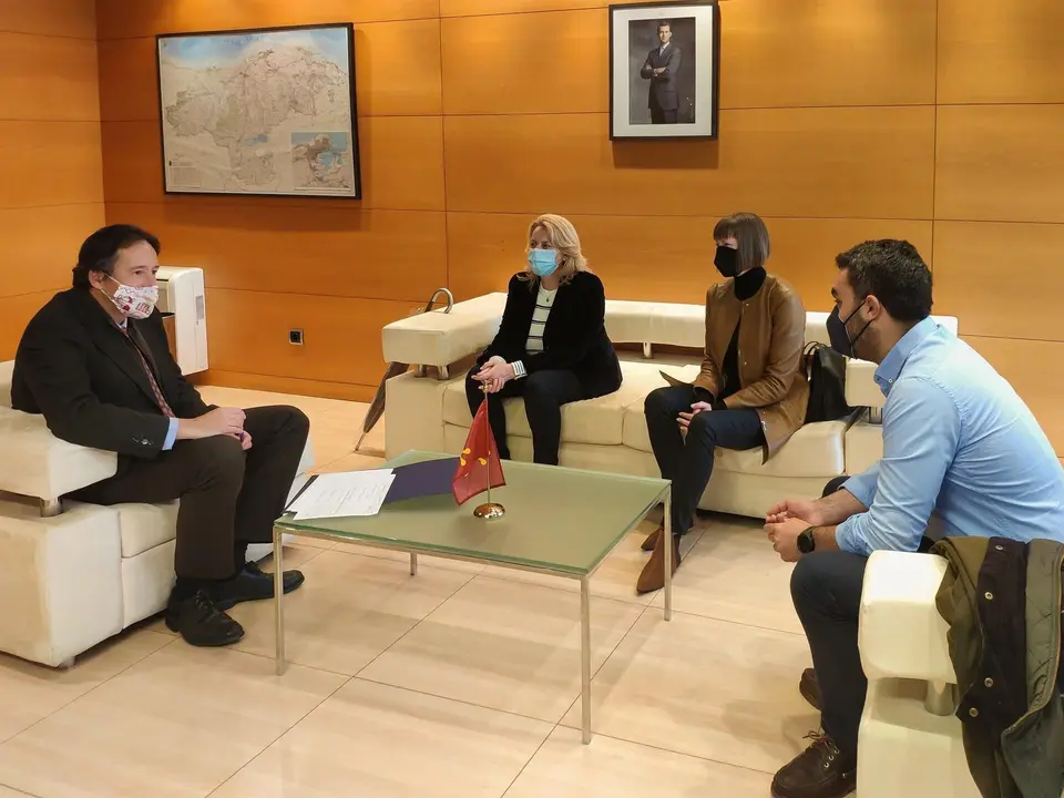 El consejero de Obras P&uacute;blicas, Ordenaci&oacute;n del Territorio y Urbanismo, Jos&eacute; Luis Gochicoa, se re&uacute;ne con los alcaldes de Entrambasaguas y Ribamont&aacute;n al Monte, Maria Jes&uacute;s Susinos y Joaqu&iacute;n Arco.