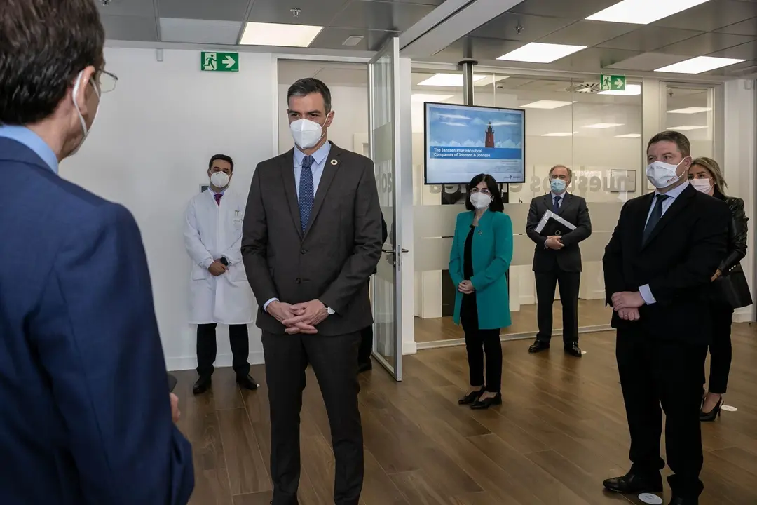 El presidente del Gobierno, Pedro S&aacute;nchez, visita las instalaciones de Janssen en Toledo