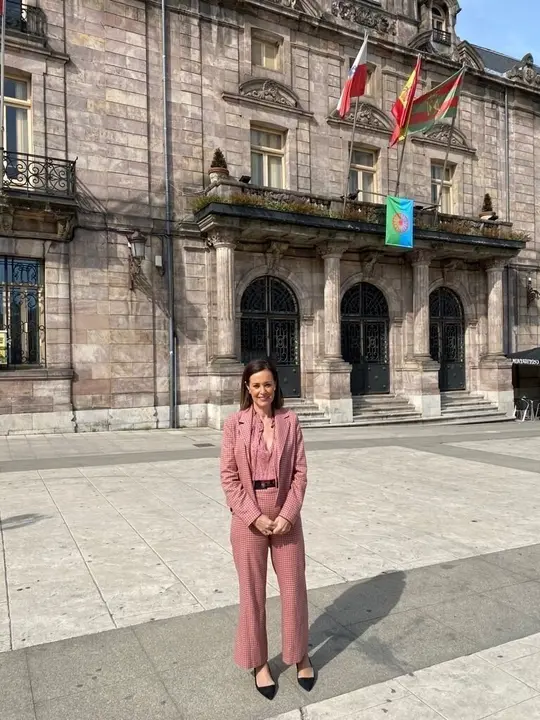 Marta Fern&aacute;ndez-Teijeiro junto al Palacio Municipal