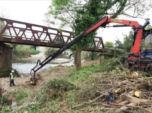 Trabajos de la CHC en el Miera, a la altura de Ag&uuml;ero (Marina de Cudeyo)