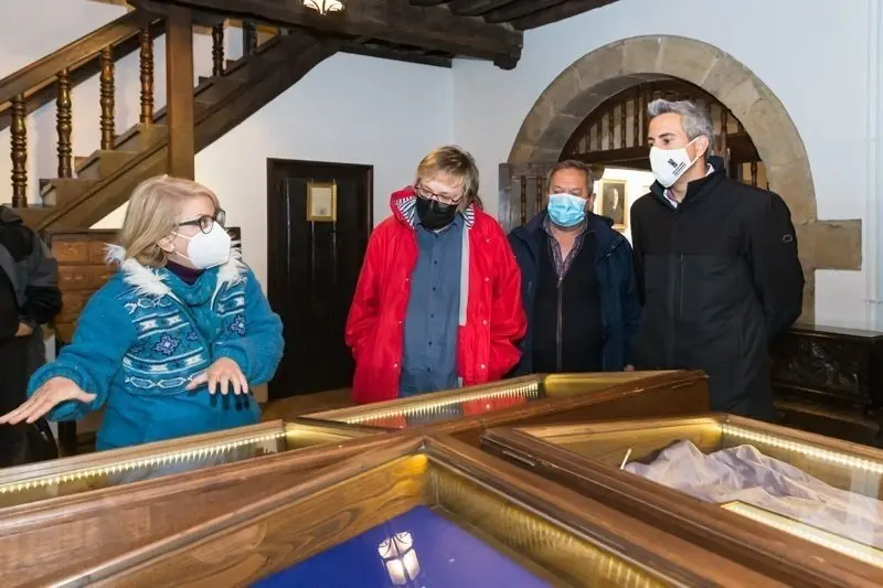 12:30 horas. Tudanca. El vicepresidente y consejero de Universidades, Igualdad, Cultura y Deporte, Pablo Zuloaga, visita las instalaciones de la Casona de Tudanca. 28 de abril de 2021 &copy; Ra&uacute;l Lucio