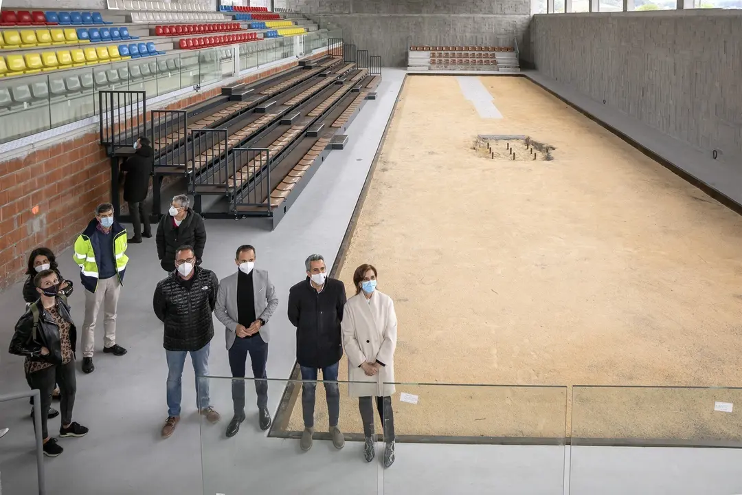 El vicepresidente y consejero de Universidades, Igualdad, Cultura y Deporte, Pablo Zuloaga, visita las obras realizadas en la bolera de Los Corrales de Buelna
