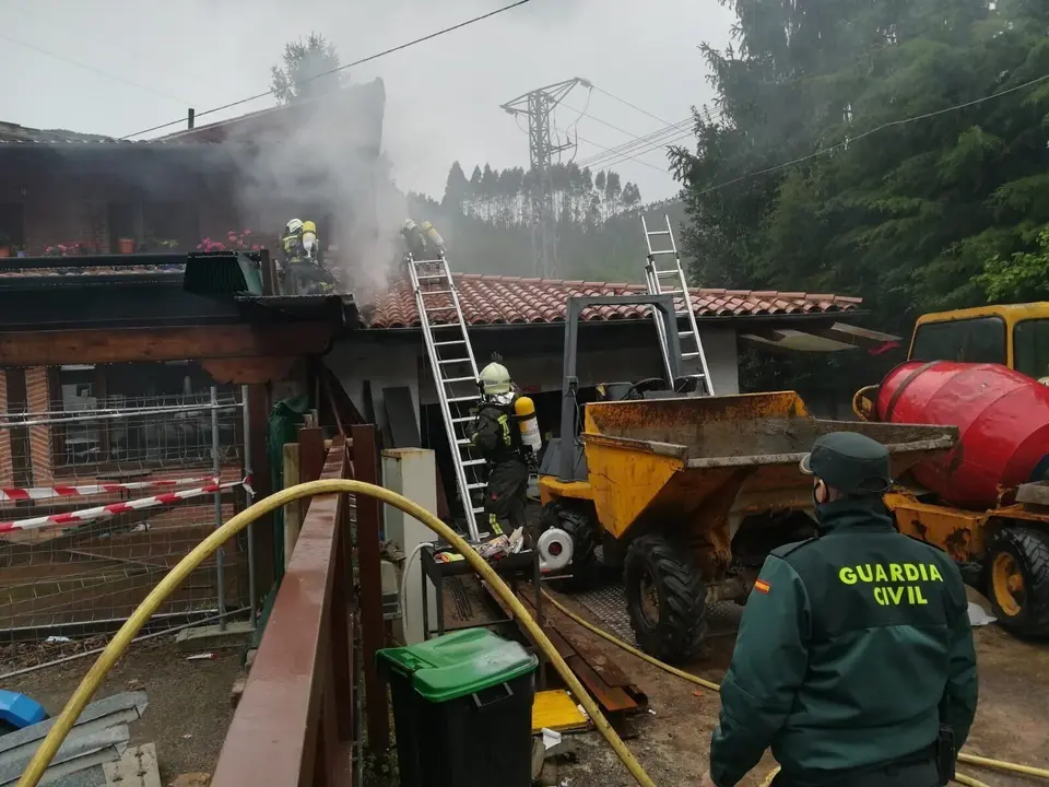 Extinci&oacute;n de un incendio en un garaje en Trece&ntilde;o