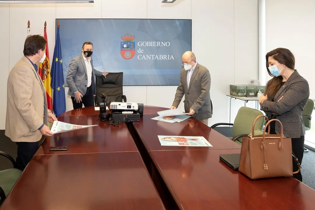 Archivo - El consejero de Desarrollo Rural, Ganader&iacute;a, Pesca, Alimentaci&oacute;n y Medio Ambiente, Guillermo Blanco, recibe al alcalde de San Vicente de la Barquera, Dionisio Luguera.