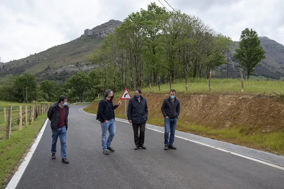 El consejero de Obras P&uacute;blicas, Ordenaci&oacute;n del Territorio y Urbanismo, Jos&eacute; Luis Gochicoa, inaugura la renovaci&oacute;n de la carretera entre Matienzo y Seldesuto.