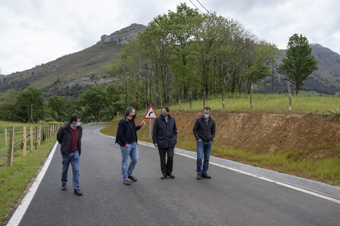 El consejero de Obras Públicas, Ordenación del Territorio y Urbanismo, José Luis Gochicoa, inaugura la renovación de la carretera entre Matienzo y Seldesuto.