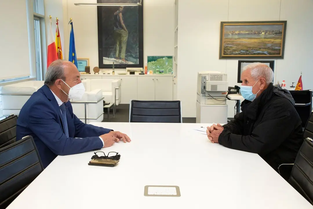 El consejero de Industria, Turismo, Innovaci&oacute;n, Transporte y Comercio, Javier L&oacute;pez Marcano, con el alcalde de Herrer&iacute;as, Francisco Linares.