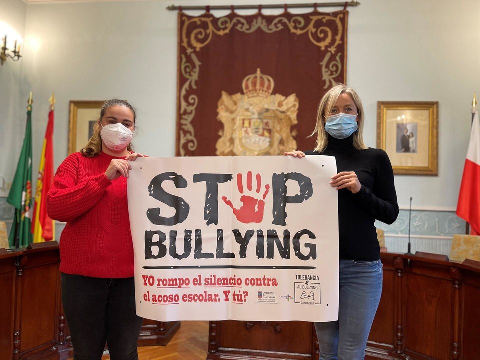 La alcaldesa de Castro Urdiales, Susana Herrán (derecha) y la concejala de Educación con una pancarta contra el bullying