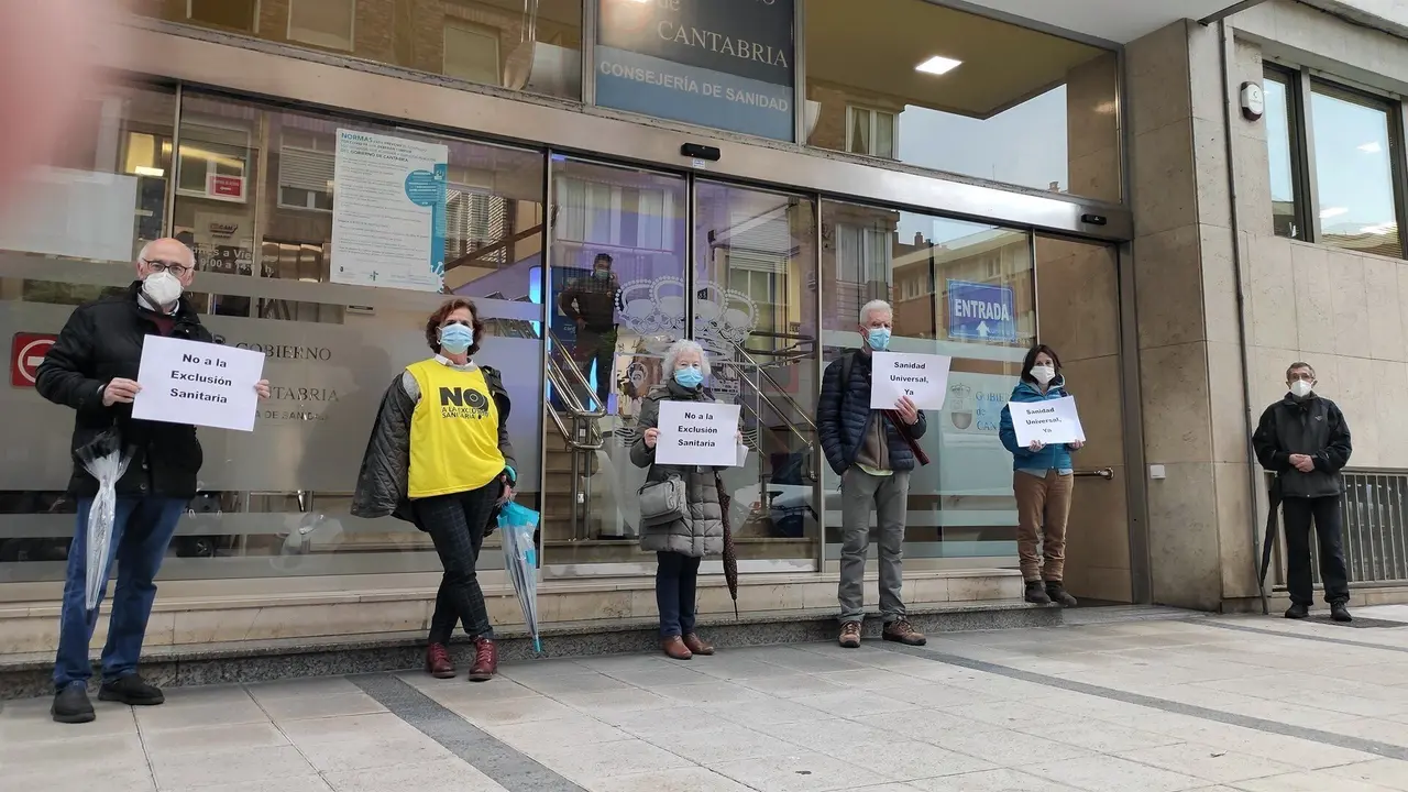 Integrantes de la Plataforma Ciudadana contra la Exclusi&oacute;n Sanitaria se han concentrado este viernes ante la Consejer&iacute;a de Sanidad