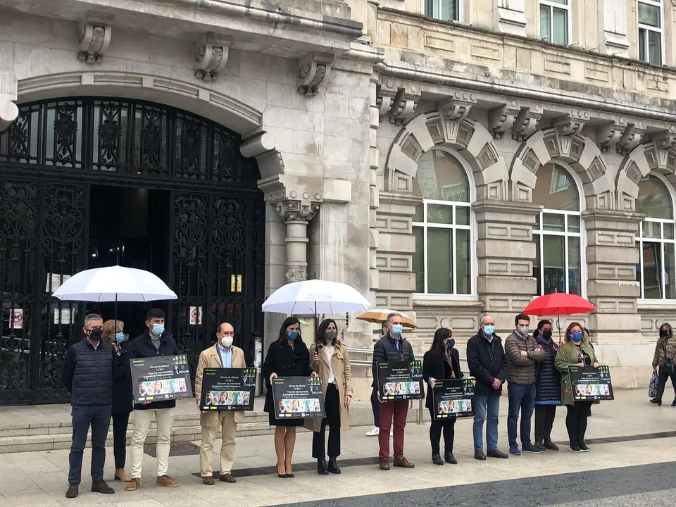 Minuto de silencio en la Plaza del Ayuntamiento de Santander por la mujer asesinada en Tarragona