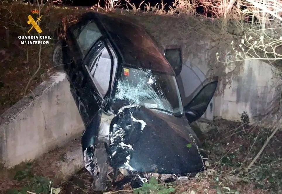 Un veh&iacute;culo se sale de la v&iacute;a y cae en un talud en Campoo de Enmedio