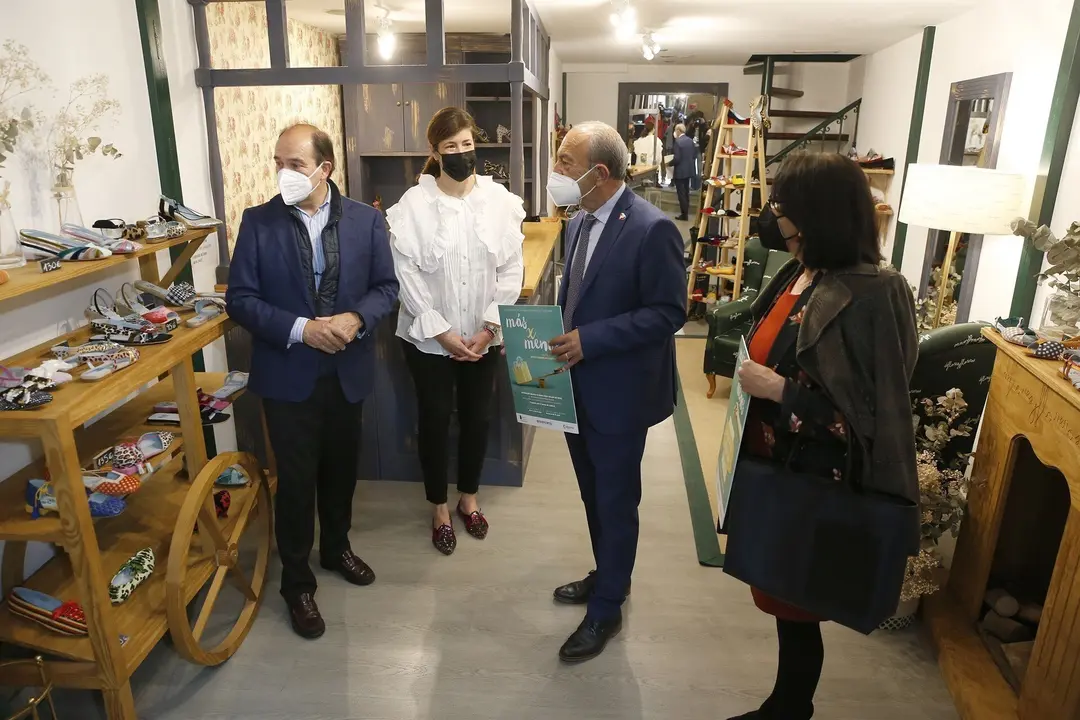 El consejero de Industria, Turismo, Innovaci&oacute;n, Transporte y Comercio, Javier L&oacute;pez Marcano, asiste al acto de la puesta en marcha de la campa&ntilde;a 'M&aacute;s x menos' para incentivar el consumo en el comercio minorista.