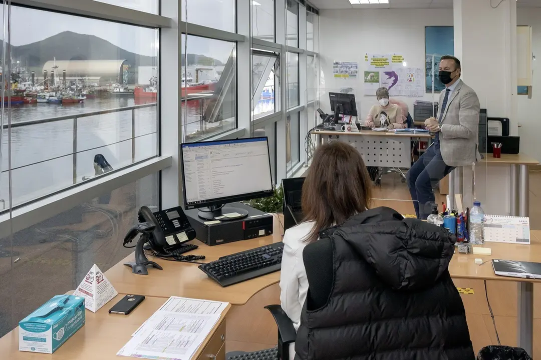 El consejero de Desarrollo Rural, Ganader&iacute;a, Pesca, Alimentaci&oacute;n y Medio Ambiente, Guillermo Blanco, visita las instalaciones de la Oficina Comarcal Agraria de Santo&ntilde;a.
