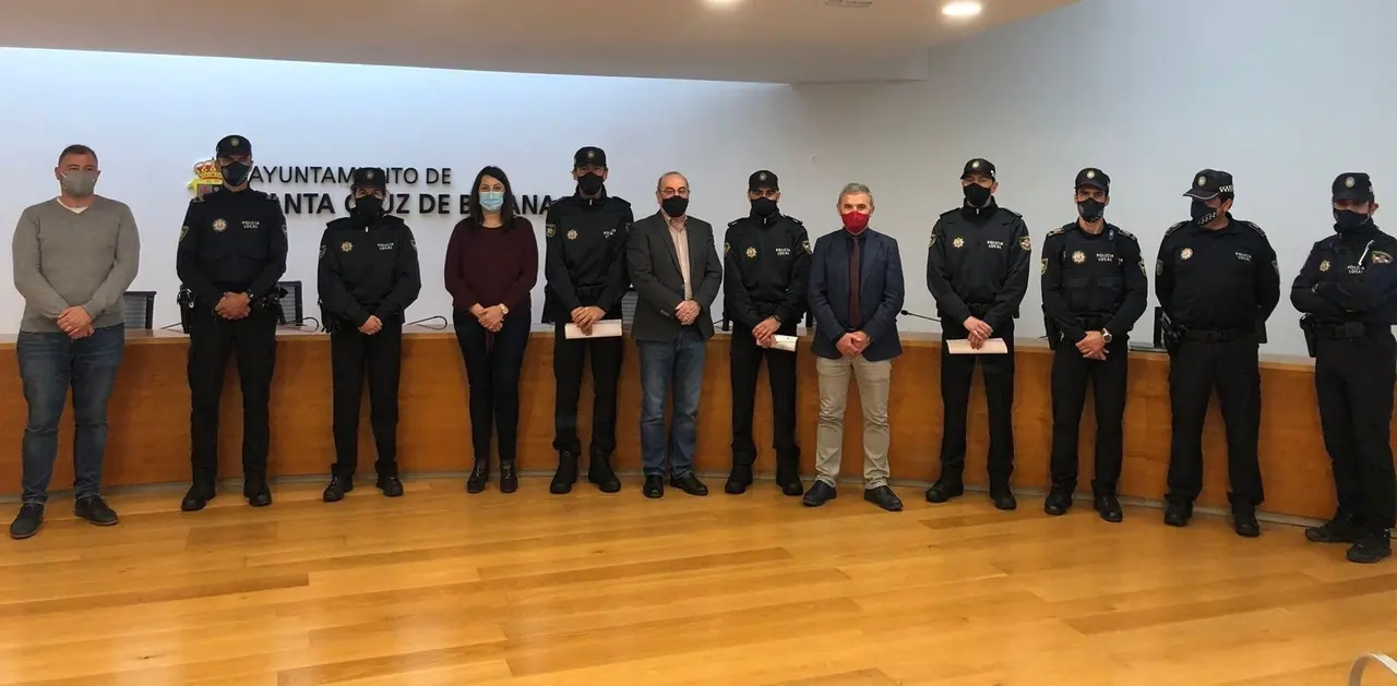 Acto de toma de posesi&oacute;n de los cuatros nuevos agentes de Polic&iacute;a Local de Santa Cruz de Bezana