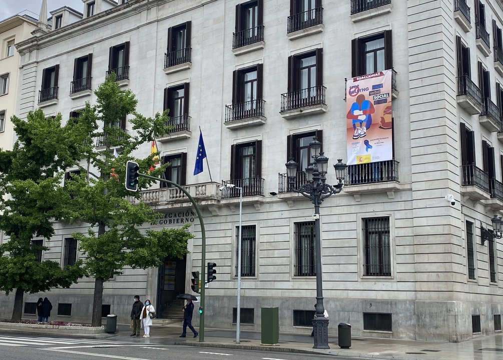 Pancarta contra el acoso escolar en la Delegación del Gobierno en Cantabria