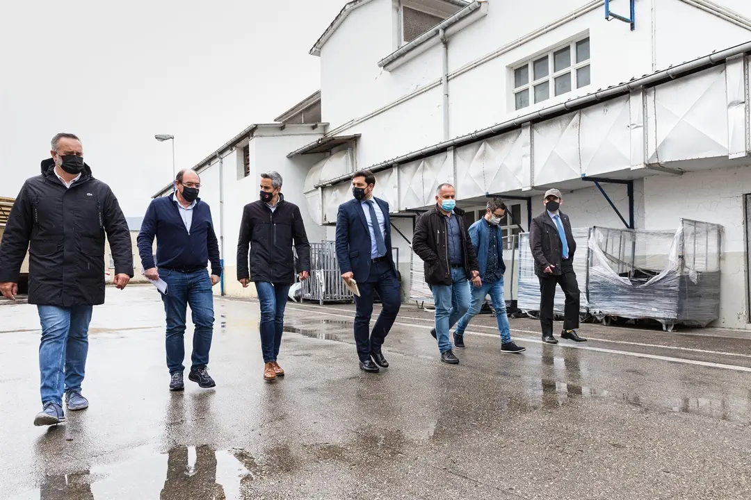 El vicepresidente de Cantabria y consejero de Universidades, Igualdad, Cultura y Deporte, Pablo Zuloaga (tercero por la izquierda), visita la empresa Textil Santanderina, en Cabez&oacute;n de la Sal