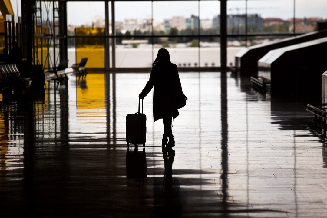 Una mujer con una maleta en el aeropuerto de Madrid - Barajas Adolfo Suárez, a 21 de abril de 2021, en Madrid (España). La titular del Juzgado de Instrucción número 15 de Madrid ha incoado diligencias previas contra el expresidente en funciones de la Soci
