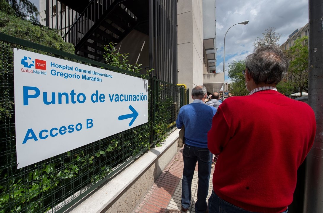 Varias personas esperan para recibir la vacuna contra el Covid-19, a 27 de abril de 2021, en el Hospital Gregorio Marañón, Madrid, (España). A este centro hospitalario, que lleva desde el pasado 10 de abril inoculando la vacuna de Pfizer contra el Covid-1