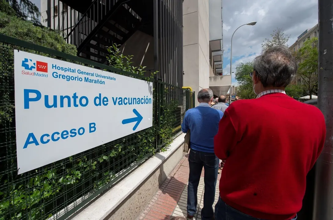 Varias personas esperan para recibir la vacuna contra el Covid-19, a 27 de abril de 2021, en el Hospital Gregorio Mara&ntilde;&oacute;n, Madrid, (Espa&ntilde;a). A este centro hospitalario, que lleva desde el pasado 10 de abril inoculando la vacuna de Pfizer contra el Covid-1