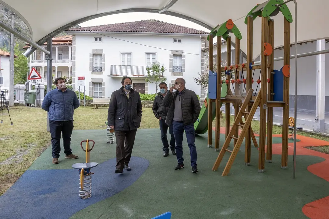 El Consejero De Obras P&uacute;blicas, Ordenaci&oacute;n Del Territorio Y Urbanismo, Jos&eacute; Luis Gochicoa, Inaugura Un Parque Infantil En Arredondo