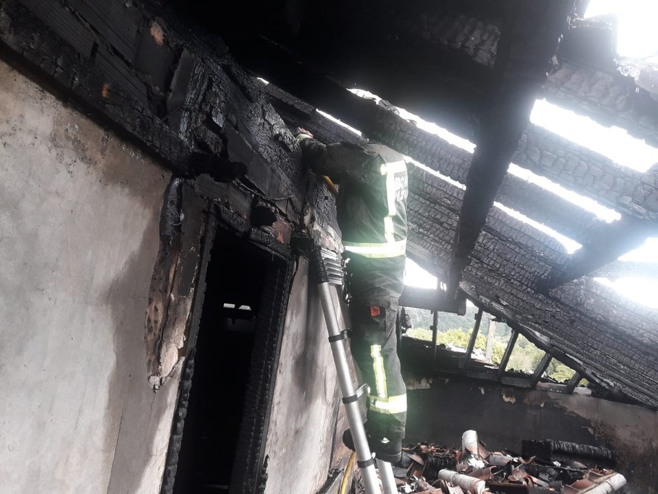 Bomberos sofocan incendio de una vivienda en Villaescusa