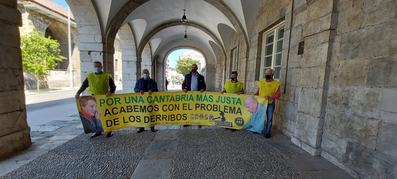 Asociaci&oacute;n de Maltratados por la Administraci&oacute;n se concentra en el Parlamento