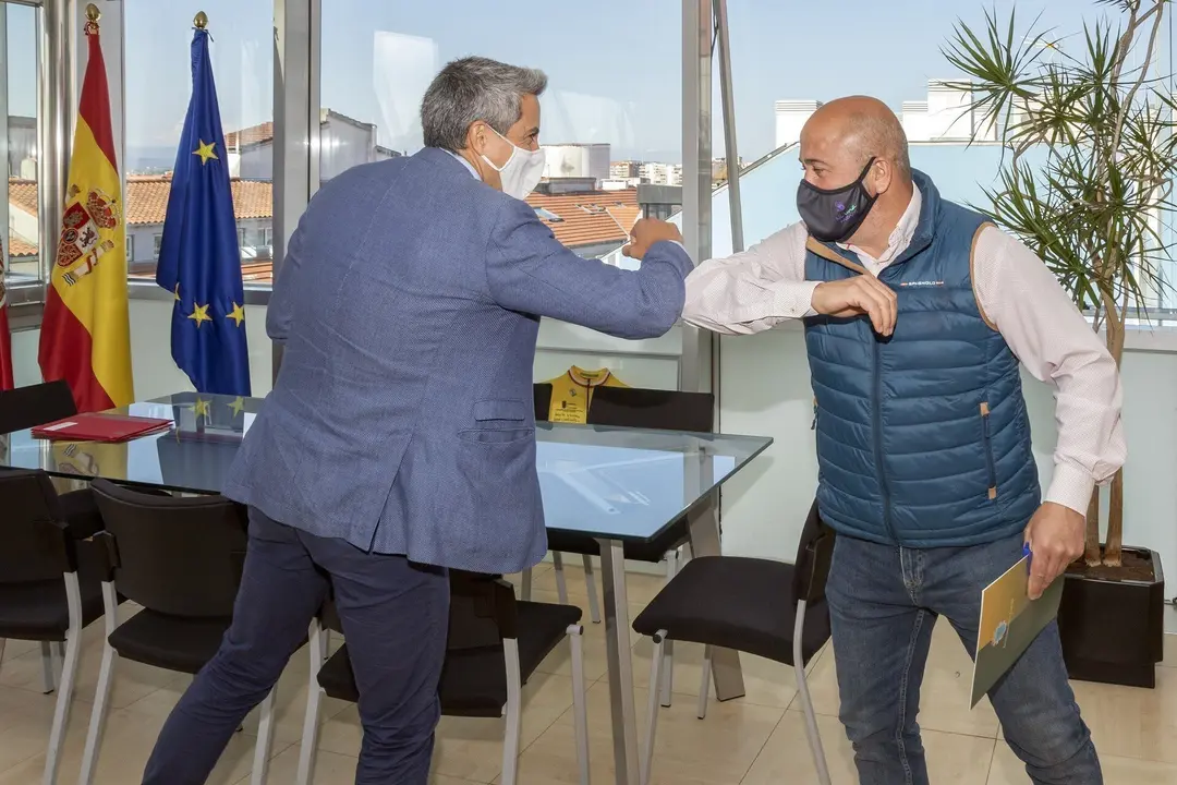 El vicepresidente de Cantabria y consejero de Universidades, Igualdad, Cultura y Deporte, Pablo Zuloaga, recibe al alcalde de Cartes, Agust&iacute;n Molleda.