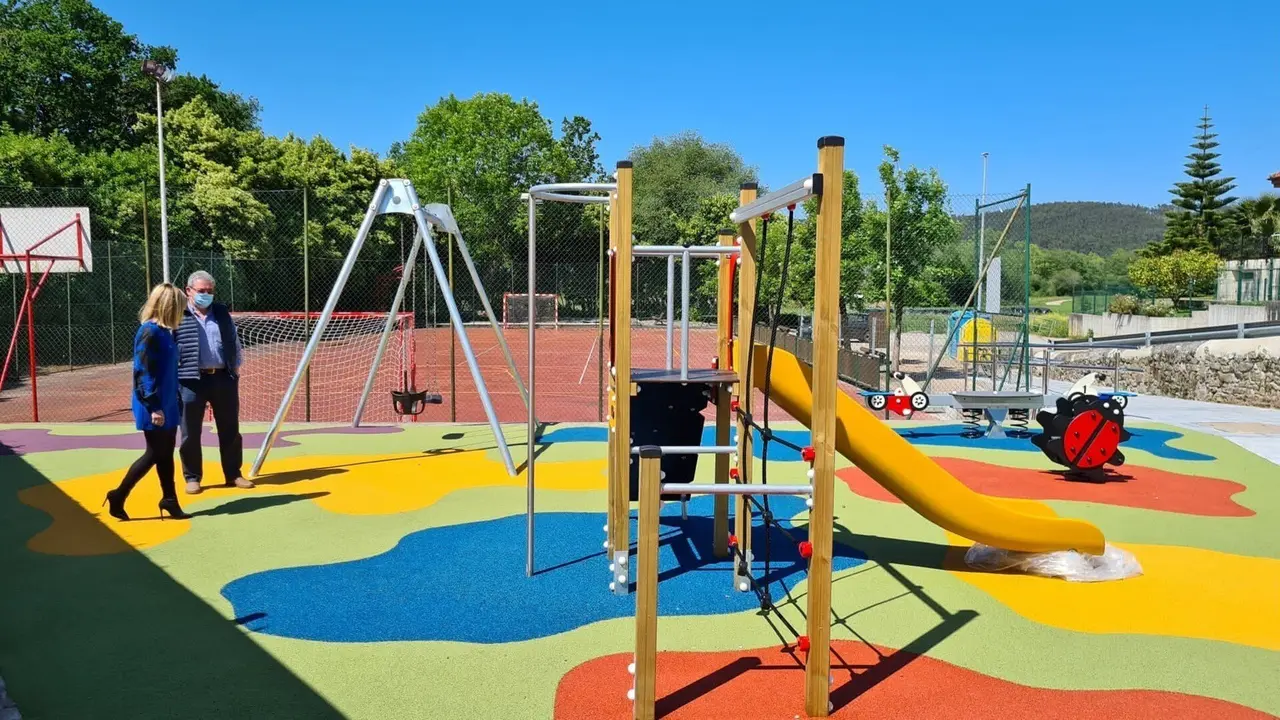 La alcaldesa de Pi&eacute;lagos, Ver&oacute;nica Samperio, y el concejal de Parques y Jardines, Jos&eacute; &Aacute;ngel Diego, visitan las obras del nuevo parque infantil de Quijano