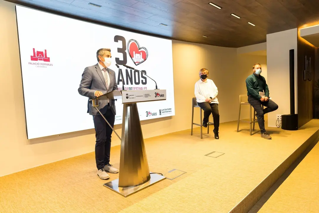 El vicepresidente regional, Pablo Zuloaga, en la rueda de prensa de presentaci&oacute;n de las inversiones en el Palacio de Festivales