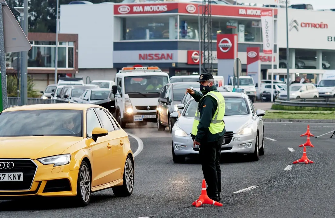 Archivo - Agentes de la Guardia Civil dan el alto a veh&iacute;culos durante un control 