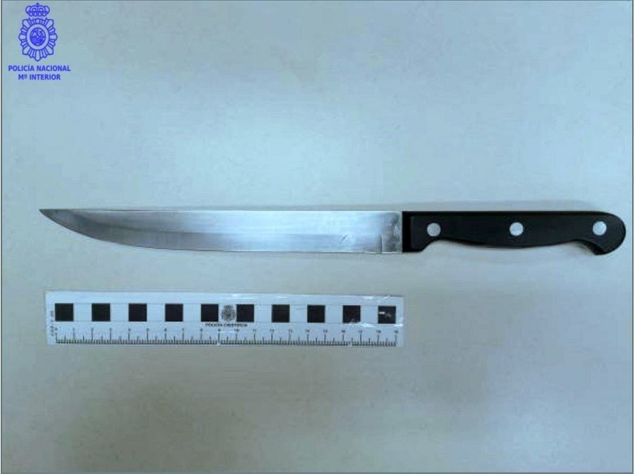 Cuchillo intervenido al presunto autor del robo en el local de hostelería