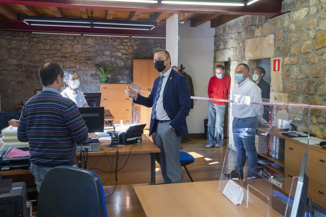El consejero de Desarrollo Rural, Ganader&iacute;a, Pesca, Alimentaci&oacute;n y Medio Ambiente, Guillermo Blanco, visita la Oficina Comarcal Agraria de Cabez&oacute;n de la Sal
