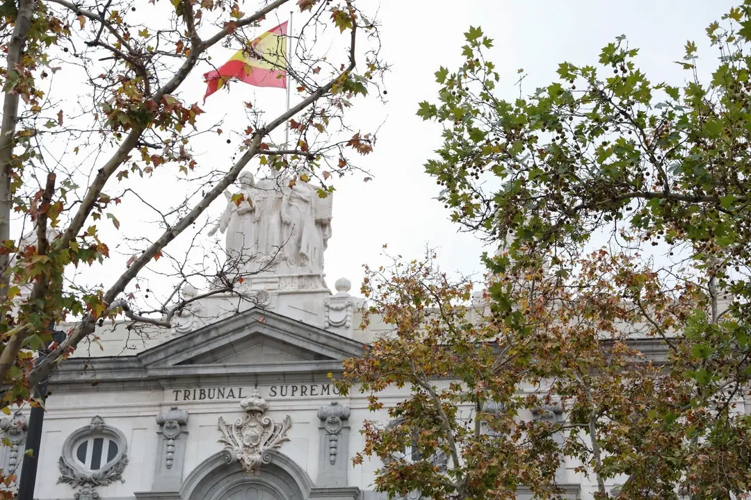 Archivo - Bandera espa&ntilde;ola en lo alto del edificio del Tribunal Supremo, en Madrid a 29 de noviembre de 2019.