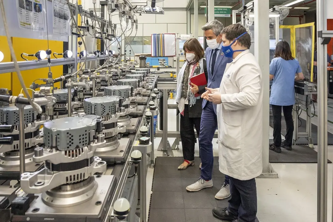 El vicepresidente y consejero de Universidades, Igualdad, Cultura y Deporte, Pablo Zuloaga, visita las instalaciones de la empresa SEG-Automotive en Treto