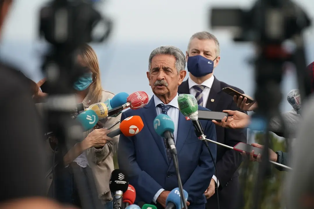 Archivo - El presidente de Cantabria, Miguel &Aacute;ngel Revilla, ofrece declaraciones a los medios de comunicaci&oacute;n tras su encuentro con el lehendakari, &Iacute;&ntilde;igo Urkullu en Muskiz, Vizcaya.