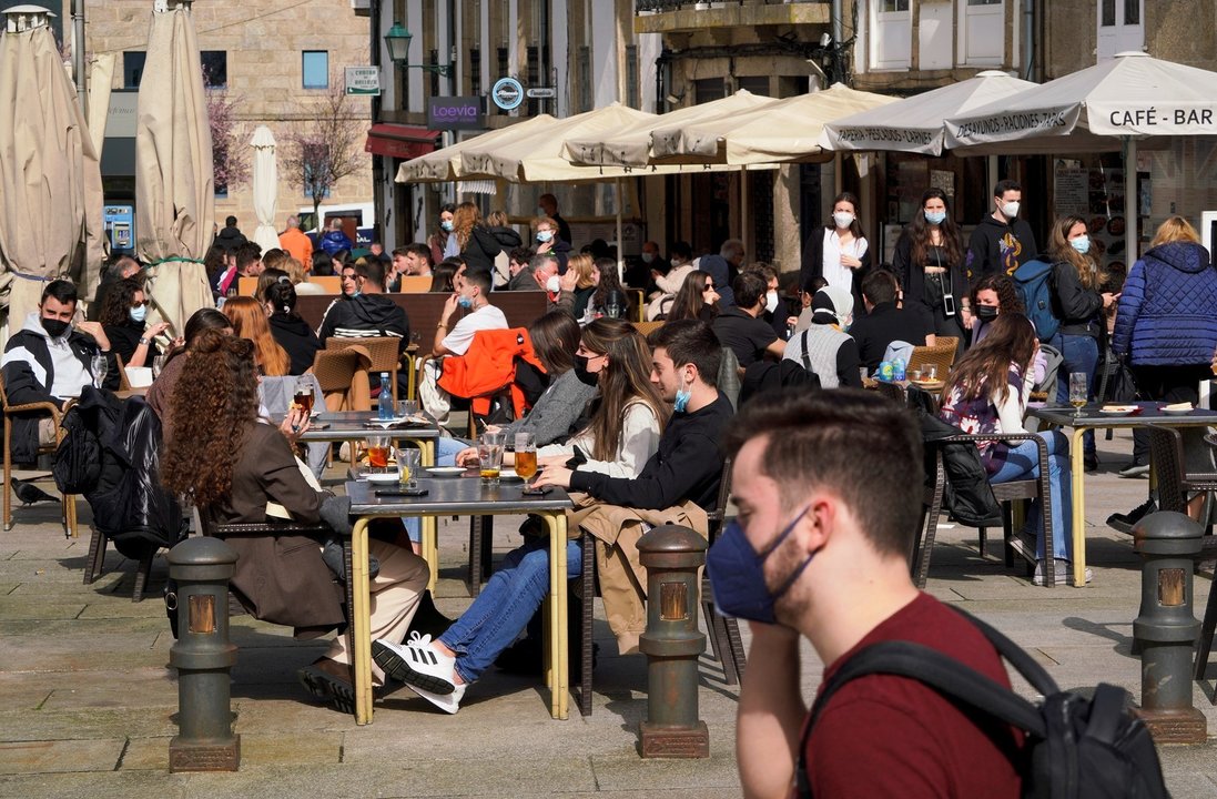 Archivo - Varias personas en la terraza de un restaurante durante el primer día de la apertura parcial de la hostelería en Santiago de Compostela.