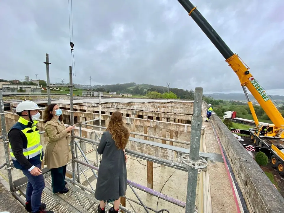 La concejala de Medio Ambiente de Santander, Margarita Rojo, asiste al inicio de las obras de la nueva cubierta del dep&oacute;sito de la potabilizadora de la ciudad