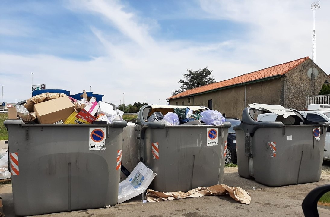 Residuos acumulados alrededor de los contenedores de basura de una calle de Camargo