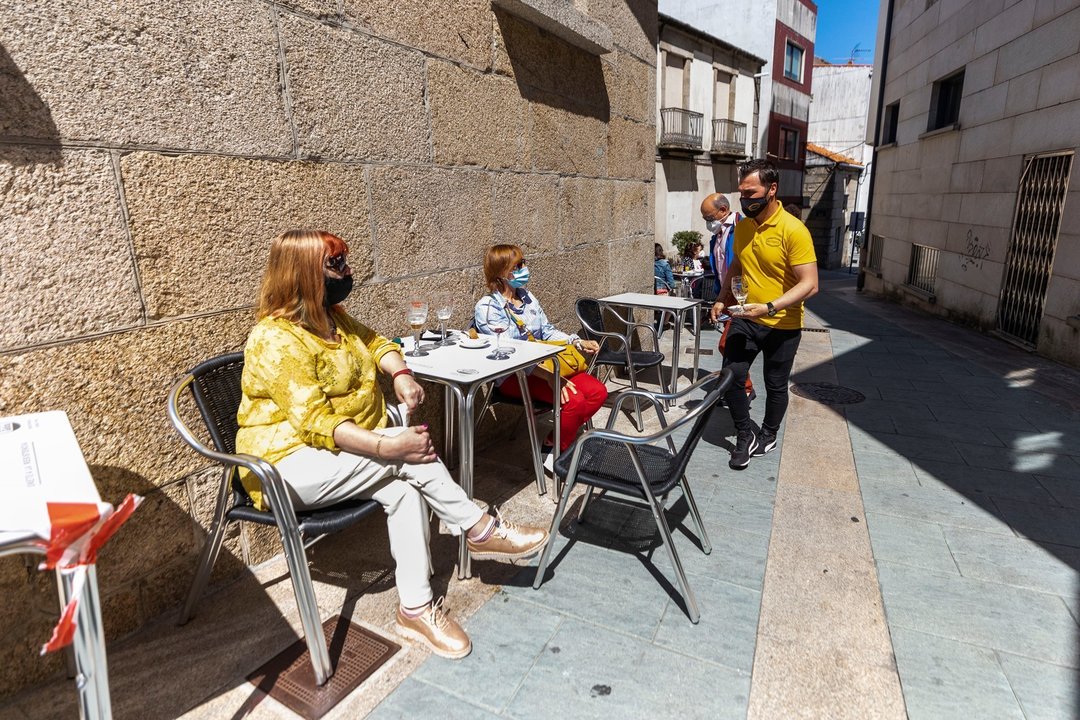 Dos mujeres en una terraza en el municipio de O Grove durante el primer fin de semana de apertura del cierre perimetral y la hostelería, a 2 de mayo de 2021, en Pontevedra, Galicia (España). O Grove abandonó el nivel máximo de restricciones el pasado vier