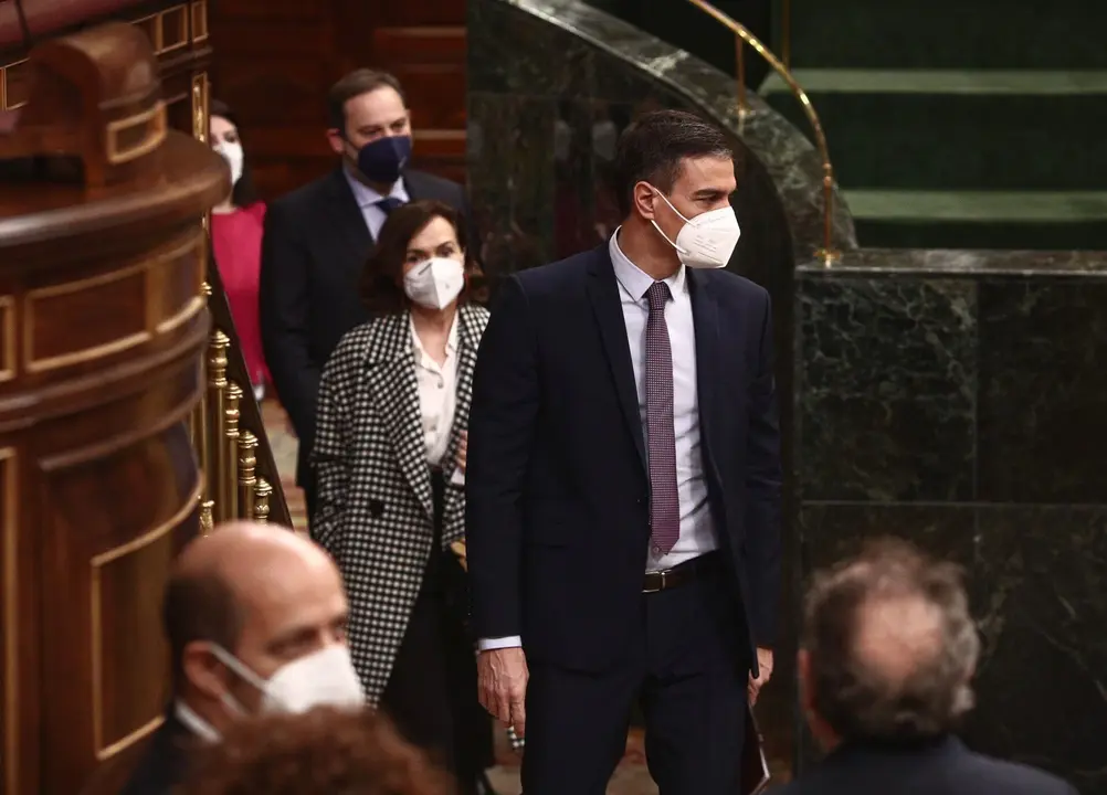 Archivo - (I-D) La portavoz parlamentaria del PSOE, Adriana Lastra; el ministro de Transportes, Jos&eacute; Luis &Aacute;balos; la vicepresidenta primera, Carmen Calvo, y el presidente del Gobierno, Pedro S&aacute;nchez, se dirigen a una sesi&oacute;n de Control al Gobierno en el Co