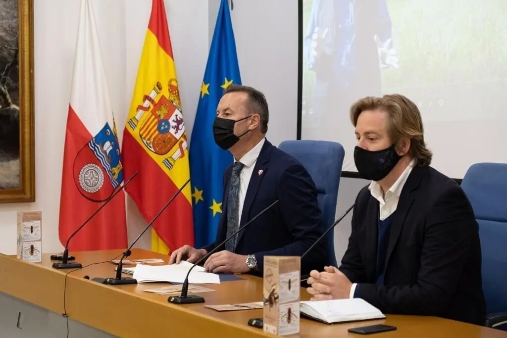 El consejero de Desarrollo Rural, Ganader&iacute;a, Pesca, Alimentaci&oacute;n y Medio Ambiente, Guillermo Blanco, presenta las nuevas ayudas a los ayuntamientos contra la avispa asi&aacute;tica, acompa&ntilde;ado del presidente de la FMC, Pablo Diestro.