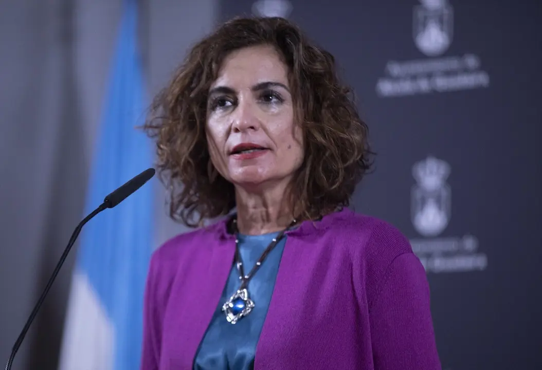 La ministra de Hacienda y portavoz del Gobierno de Espa&ntilde;a, Mar&iacute;a Jes&uacute;s Montero, este jueves en su atenci&oacute;n a medios en Alcal&aacute; de Guada&iacute;ra (Sevilla).