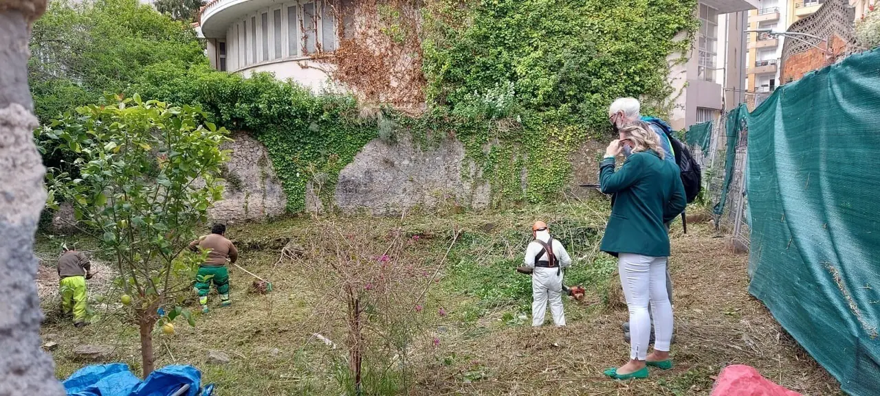 La concejala de Patrimonio de Castro Urdiales, Rosa Palacio (Cs), visita el solar donde se hallan los restos arqueol&oacute;gicos de las termas romanas de Flavi&oacute;briga