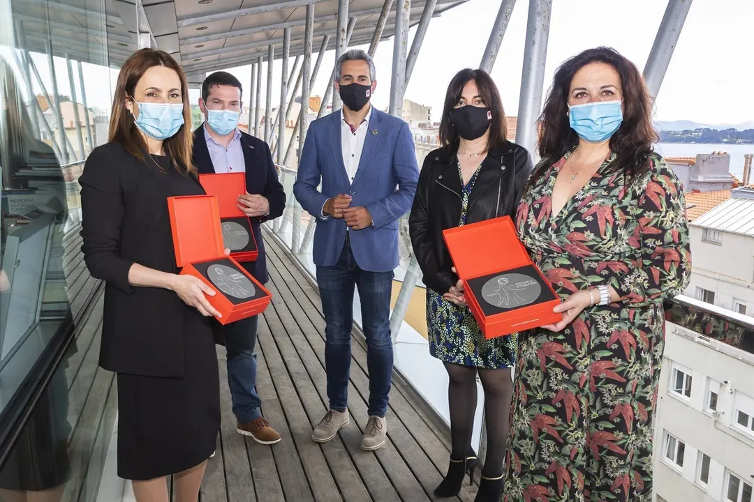 El vicepresidente y consejero de Universidades, Igualdad, Cultura y Deporte, Pablo Zuloaga, entrega lasdistinciones institucionales de Ayuntamientos solidarios a tres Consistorios de Cantabria